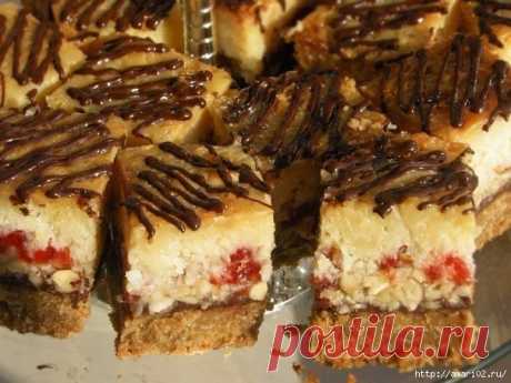 Пирожное из печенья с кокосом и вишней.