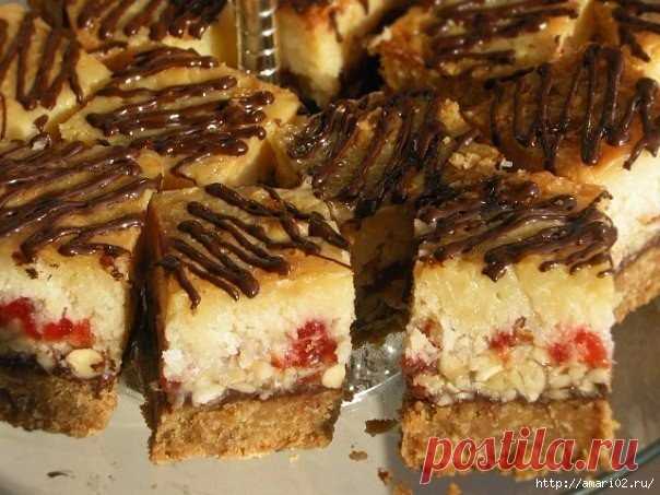 Пирожное из печенья с кокосом и вишней.