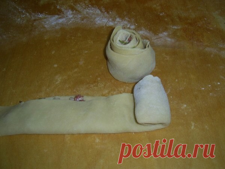 Ленивые манты на овощной подушке.

Для теста:

3 яйца
0.5 ч. л. соли
300 гр. муки

Фарш:
свиной, говяжий(по вкусу).

Готовое тесто раскатать потоньше и нарезать на полоски сантиметров 10-12., на половину полоски выкладываем фарш.
Тесто складываем пополам.
И сворачиваем в рулетик, подворачивая концы во внутрь.
А теперь делаем овощную подушку для наших роз.
Репчатый лук полукольцами, морковь на терке. Перец болгарский, кабачок, баклажан, помидор порезать соломкой + соль пере...