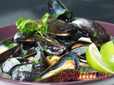 Мидии в белом вине
Отличный рецепт приготовления морепродуктов (мидии) с чесноком, луком, сливочным маслом в белом вине.