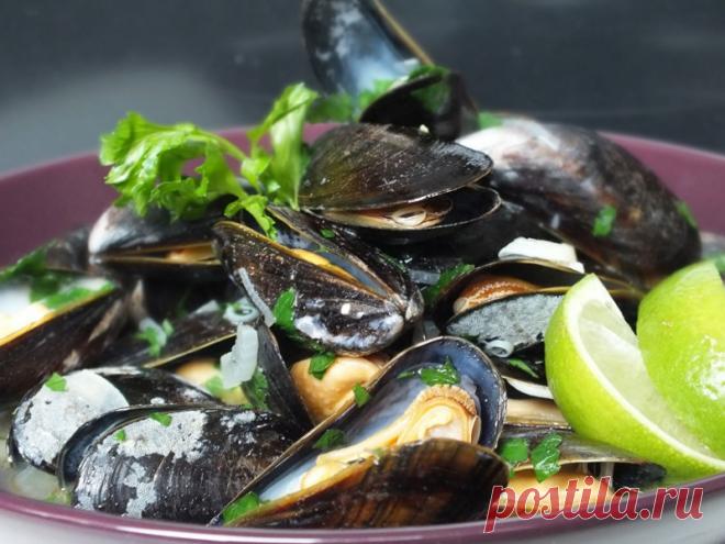 Мидии в белом вине
Отличный рецепт приготовления морепродуктов (мидии) с чесноком, луком, сливочным маслом в белом вине.