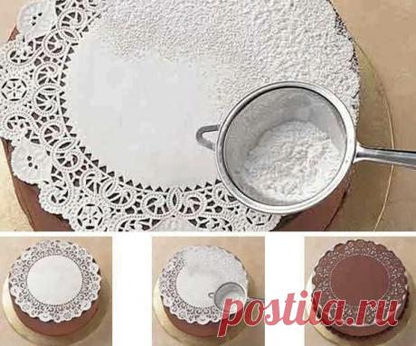 Идея ажурного украшения пирога сахарной пудрой с помощью салфетк / Рукоделие