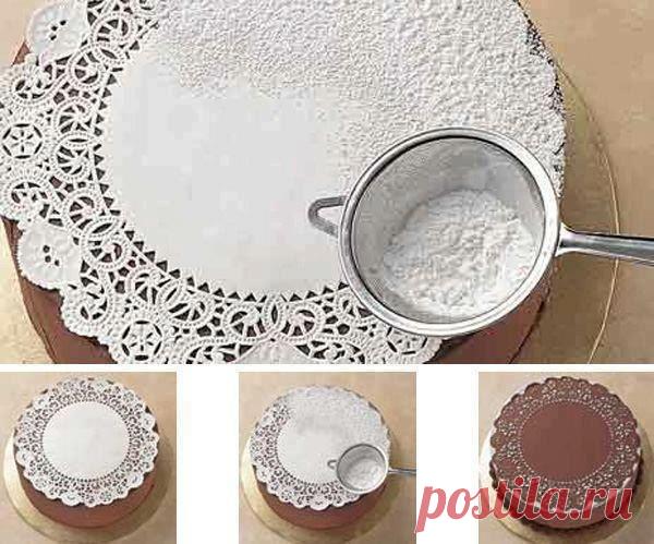 Идея ажурного украшения пирога сахарной пудрой с помощью салфетк / Рукоделие