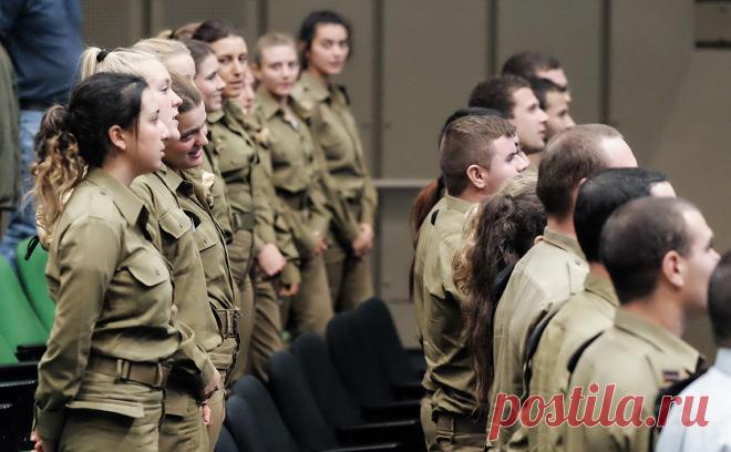 В армии Израиля объяснили сексизмом провал в отражении атаки ХАМАС. Наблюдением за палестинскими территориями в армии Израиля занимаются женские отряды. Они заметили подозрительную активность боевиков накануне атаки, но командиры не придали этому значения — из-за предубеждений, считают девушки