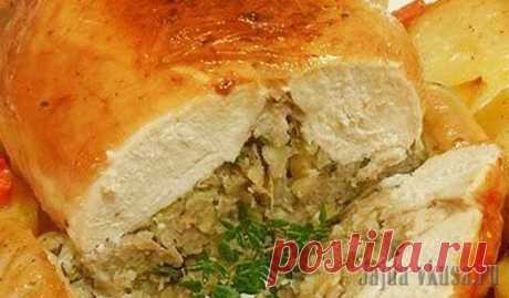 Курица, фаршированная по-казахски.
Очень оригинально придуман рецепт казахского блюда. Подается в холодном виде, закуска для праздничного застолья. Один недостаток - времени на его приготовление уйдет не мало, в основном повозиться придется с тушкой. Для готовки курицу нужно разрезать не на брюшке, как обычно это делают, а делать разрез и снимать мясо и кожу со спины. Так что курицу придется купить на рынке, не разделанную и еще прикупить кусочек бараньей мякоти.