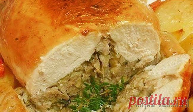 Курица, фаршированная по-казахски.
Очень оригинально придуман рецепт казахского блюда. Подается в холодном виде, закуска для праздничного застолья. Один недостаток - времени на его приготовление уйдет не мало, в основном повозиться придется с тушкой. Для готовки курицу нужно разрезать не на брюшке, как обычно это делают, а делать разрез и снимать мясо и кожу со спины. Так что курицу придется купить на рынке, не разделанную и еще прикупить кусочек бараньей мякоти.