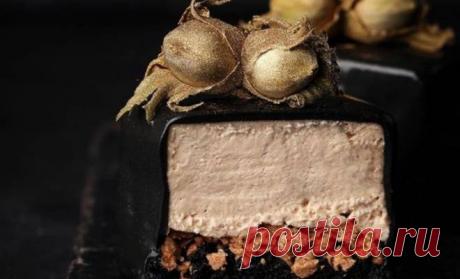 Пирожное брауни с крем-муссом и фундучным пралине