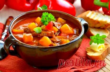 Готовим ароматный, густой Венгерский гуляш | Вкусный Дзен | Яндекс Дзен|Говядина мякоть — 500 г==Помидор — 1–2 шт. ==Картофель — 500 г==Лук репчатый (крупный) — 1 шт.==Перец болгарский — 1 шт. ==Перец чили красный (маленький) — 1 шт. ==Паприка молотая красная — 1 ст. л. ==Чеснок — 2–3 зубчика ==Перец чёрный душистый — 1 щепотка
Томатная паста — 2 ст. л. ==Растительное масло — опционально==Тмин — 1 щепотка ==
Соль — по вкусу