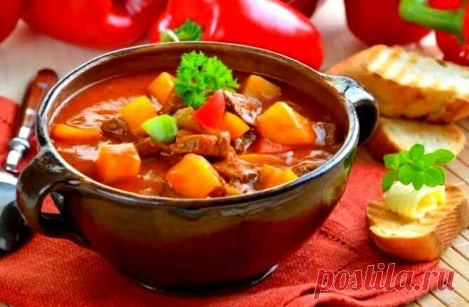 Готовим ароматный, густой Венгерский гуляш | Вкусный Дзен | Яндекс Дзен|Говядина мякоть — 500 г==Помидор — 1–2 шт. ==Картофель — 500 г==Лук репчатый (крупный) — 1 шт.==Перец болгарский — 1 шт. ==Перец чили красный (маленький) — 1 шт. ==Паприка молотая красная — 1 ст. л. ==Чеснок — 2–3 зубчика ==Перец чёрный душистый — 1 щепотка
Томатная паста — 2 ст. л. ==Растительное масло — опционально==Тмин — 1 щепотка ==
Соль — по вкусу