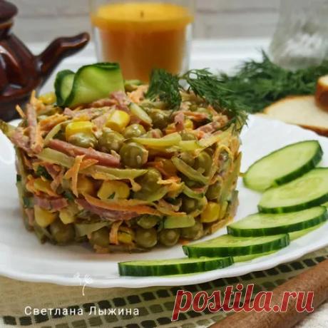 Салат с кукурузой, зелёным горошком и копчёной колбасой рецепт с фото пошаговый от Светлана Лыжина / Амбассадор - Овкусе.ру