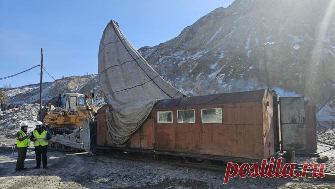 Арестован директор рудника "Пионер", где произошел обвал. Управляющему директору рудника "Пионер", где произошел обвал и под землей остались люди, предъявлено обвинение в нарушении требований безопасности при ведении работ после чрезвычайного происшествия. Об этом сообщает СУ СКР по ...