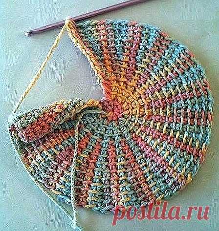 Вязание круга тунисским крючком
1 ряд. обычным крючком в кольцо 10 столбиков БЕЗ накидов! ВНИМАНИЕ: исправление - если столбики с накидами, то в итоге после сшивания круга получается выпуклость! 

2 ряд. Вяжем 