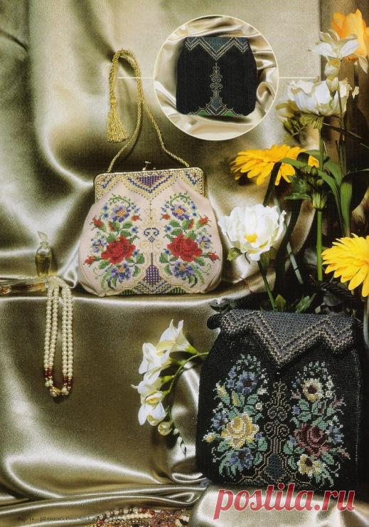 Вышитые сумочки.