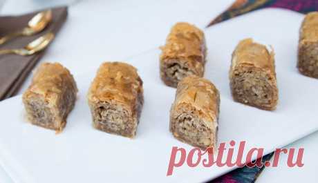 Пахлава с грецкими орехами
Вкуснейшая восточная сладость Пахлава из тонкого слоеного теста с грецкими орехами в сахарно-медовом сиропе.