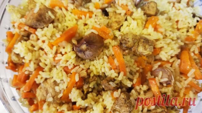 Плов в рукаве для запекания, все сложила в пакет и плов готов! 1луковица3 моркови300 грамм пропаренного риса0.5 кг мяса ( у меня свинина) 1 головка чеснокаСоль и специи по вкусу