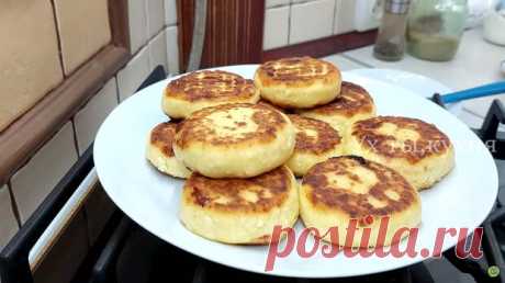 Сырники с сюрпризом! — самый вкусный и беспроигрышный вариант сырников — с шоколадом, фруктами и ягодами - Будет вкусно - Социальная сеть "МТ.RU" Привет, друзья! Сегодня хочу поделиться с вами рецептом сырников, которые я готовлю для своей семьи. Сырники получаются очень вкусными, мягкими и пышными, а благодаря тому, что я использую меньше сахара и за счёт этого они не расплываются. Еще, для разнообразия, я добавляю разные сюрпризы Подписывайтесь, читайте, комментируйте, ставьте лайки