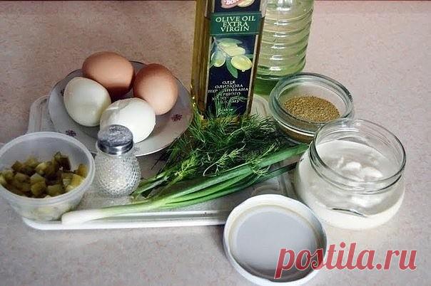 Соус Тартар
Острый соус, обычно подаваемый к жареной рыбе или мясу, на основе вареного яичного желтка, растительного масла и зеленого лука, появился на столе европейца давно. История возникновения и рецепта, и названия приправы интересна и увлекательна.
Тартар вошел в число самых знаменитых соусов в мире, среди которых итальянский песто, французский айоли, мексиканский гуакомоле и американский «Тысяча островов».
Ингредиенты:
2 сваренных вкрутую яйца
2 сырых желтка
1/3 ст. ...