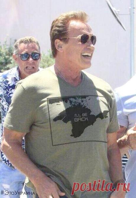 Шварценеггер ходит в футболке с изображение Крыма и надписью "Я вернусь"