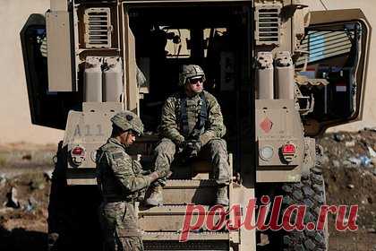 Стало известно о попытках убедить Вашингтон уйти с Ближнего Востока. Высокопоставленные чиновники еще со времен президентства Барака Обамы пытались убедить президентскую администрацию уйти с Ближнего Востока, чтобы перенаправить силы на сдерживание России и Китая, пишет Politico. Авторы отмечают, что за последние годы Вашингтон действительно уменьшил свое присутствие в регионе.