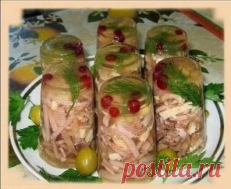 Заливное «Русское» в стаканчике
Приготовление:
Сварить куриный бульон , процедить , добавить немного желатина.
Взять ветчину,варёные куриного филе и говяжий язык …все режется соломкой..положить раздавленный чеснок, перемешать..
Теперь берем стопочки , на дно кладу клюкву , зелень какая есть ..заливаю и оставляю чтоб застыло…Когда слой застынет накладываю мясную смесь и заливаю бульоном до верха.. Перед подачей на несколько секунд опустить стаканчики в горячую воду и выложить заливное на блюдо.