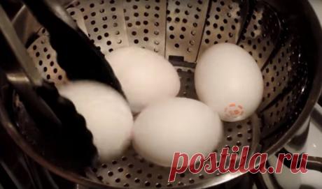 Пока не узнала этот способ, варила яйца, как обычно. Но этот парень научил, как сделать так, чтоб они не лопались.
