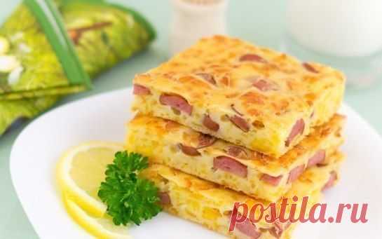 Пирог с сыром и сосисками.