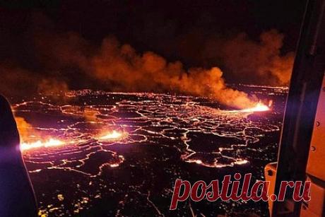 Бедствие разрушило рождественские надежды исландцев. Жители города Гриндвик в Исландии не смогут вернуться домой к Рождеству из-за извержения вулкана. Обитателям рыбацкого городка с населением 4000 человек разрешили забрать вещи и подарки, однако власти подчеркнули, что оставаться в домах надолго все еще опасно.