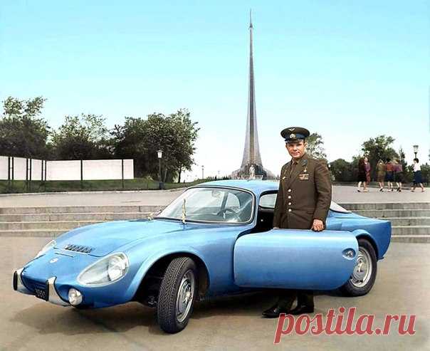 Юрий Гагарин рядом с обелиском 