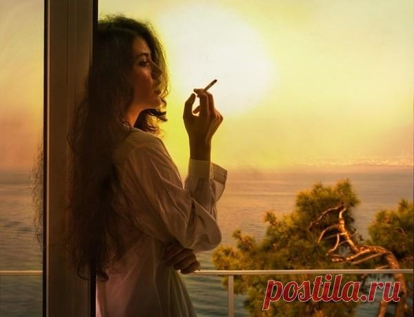 Не дурна собой, но одинока,

При наличии и мужа, и детей,

На хвосте мне принесла сорока -

Ошибается при выборе друзей...



И ошибки тянутся ретиво,

Их приходится всё время принимать,

А улучшить жизнь - нет перспективы,

Ей предписано...не знаю кем... страдать...



Не дурна собой, но одинока,

Для любви открыта, для общения,

Почему Судьба с ней так жестока?

А помочь? Но как? И с сожалением



Я пишу о ней, как жизнь убога,

И когда придет к ней то прозрение?

Выбор ...