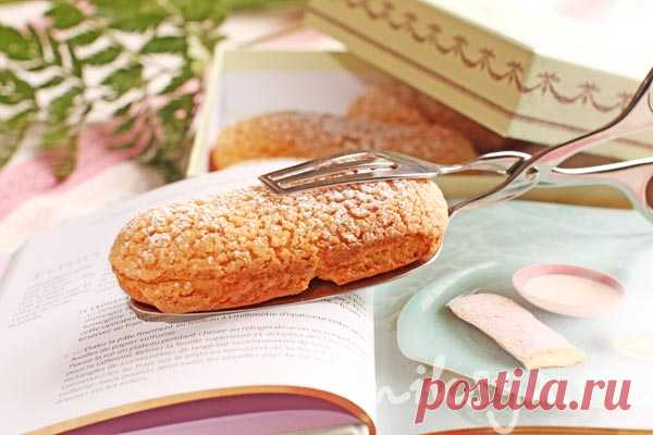 Ванильные эклеры - Самые лучшие вафли в мире! Я добавляю больше соли и сахара и в конце немного жирных сливок, если надо сделать тесто пожиже. Выпекать 1 ст.л. Теста с горкой на 1 вафлю. 7-8 минут. В процессе лучше не открывать.
Тесто ведет тебя как в эклерах - увеличивается в объеме, издает забавные звуки и вафли получаются воздушными.