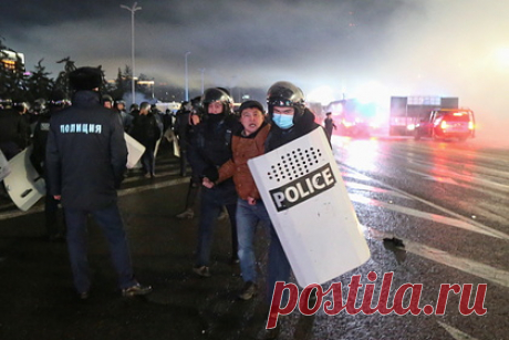 Названо число пострадавших в протестах в Алма-Ате. В лечебные учреждения Алма-Аты, где проходят протесты из-за повешения цен на газ, обратились 190 человек. По информации управления общественного здравоохранения города, в числе пострадавших 137 сотрудников полиции. Ранее сообщалось, что в центре города возобновились столкновения протестующих с полицейскими.