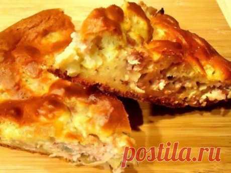 Легкий и быстрый в приготовлении пирог с мясом. 
=- 2 яйца
- 0,5 ч. ложки соли
- 1 стакан муки
- 1 стакан кефира
- 0,5 ч. ложки соды
Начинка:
- 300 гр фарша
- 2-3 луковицы,
- соль, перец — по вкусу

=печем 40 минут при 170 градусах.
