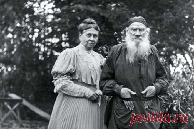 В ночь на 28 октября 1910 года Лев Николаевич Толстой покинул Ясную Поляну, чтобы уже никогда не вернуться и спустя несколько дней умереть на Богом забытой крохотной железнодорожной станции. Что же подтолкнуло писателя к такому отчаянному шагу?