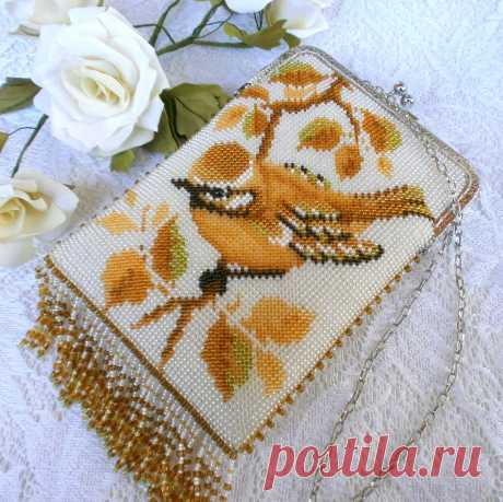 Сумочка из бисера Птица (Бисерная сумочка с фермуаром, вышитая по авторскому рисунку чешским бисером. Фермуар 12,5*5 см, под серебро, периметр открытого замка 35 см, рука входит свободно. Цепочка длиной 50 см. Подкладка коричневая. Размер 13*17 см)