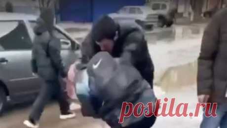 В Оренбургской области приезжий жестоко избил школьника. В Бузулуке (Оренбургская область) мужчина, предположительно мигрант, избил подростка. Видео драки разместил паблик &quot;Новости Оренбурга&quot; во &quot;ВКонтакте&quot;. На кадрах мужчина сначала что-то говорит школьнику, а затем ...