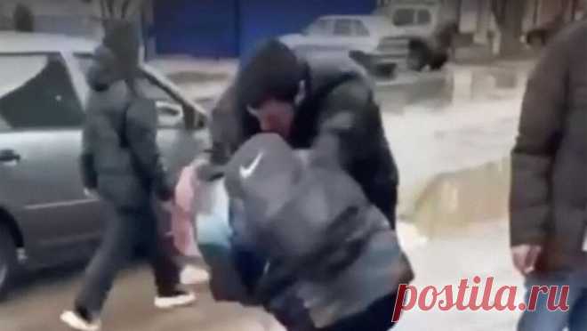 В Оренбургской области приезжий жестоко избил школьника. В Бузулуке (Оренбургская область) мужчина, предположительно мигрант, избил подростка. Видео драки разместил паблик "Новости Оренбурга" во "ВКонтакте". На кадрах мужчина сначала что-то говорит школьнику, а затем ...