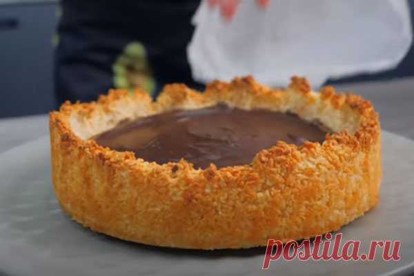 Открытый шоколадно-кокосовый пирог из четырех ингредиентов - КУХНЯ МИРА 
 
 
 
 Несмотря на всю его прелесть готовится он очень быстро и легко из четырёх ингредиентов. Времени на приготовление понадобится минимальное количество. Ингредиенты: Для основы Молоко сгущеное — 130 граммов Кокосовая стружка — 150 граммов Соль — 0,3 чайной ложечки Для начинки Сливки жирные 33 % — 150 мл Шоколад чёрный — 200 […]