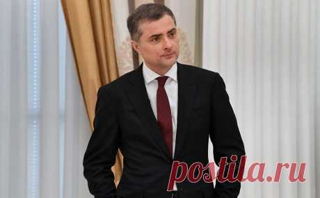 Сурков рассказал в стихах о «русской земле» и «расстрелянном полке». Бывший помощник президента России Владислав Сурков опубликовал стихотворение, в котором пишет о «готовности пасть за русскую землю расстрелянным полком»