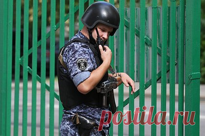 В Дагестане четвероклассник «заминировал» школу из-за нежелания ходить на уроки. В дагестанском Каспийске четвероклассник «заминировал» школу из-за нежелания ходить на уроки. Девятилетний мальчик утром воспользовался тем, что его мать отвлеклась, и позвонил в полицию. Ребенок объявил, что в школе в одном из классов якобы заложено взрывное устройство.