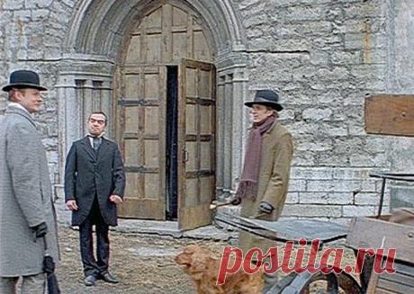 Где снимали фильм «Собака Баскервилей !? 
Снимали: Эстония, Таллин,Архитектор Роберт Гёдике. После отъезда в 1917 году сына Орлова-Давыдова Алексея во Францию, в этом здании размещалось консульство Голландии, потом ресторан «Ривьера Пале», с 1937-го — Авиационное училище, после войны жилые квартиры. С 1975 года здесь находится Музей истории Эстонии.
