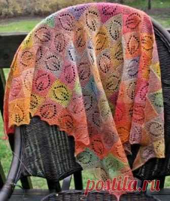 Шаль Диана в технике энтрелак Очаровательная шаль спицами, связанная из тонкой шерстяной пряжи секционного окрашивания. Вязание данной модели осуществляется по рядам в технике...