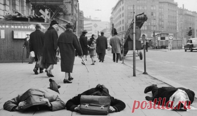 Как это было: редкие фотокадры | Чёрт побери Знаете ли вы историю? Не спешите отвечать, пока не видели всех фотографий из нашей подборки! 1. Активисты демонстрируют, как вести себя в случае ядерного удара, Гамбург 1963 год  2. «Если Россия одержит победу!» – американский плакат времен Холодной войны...  3. Хелена Бонэм Картер 1989 год  4. Юные 