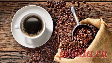 ВЛИЯНИЕ КОФЕИНА НА ОРГАНИЗМ «На моем столе стоит запечатанная упаковка размером с компакт-диск. Она весит около 100 граммов. Белый порошок, находящийся в ней, — это алкалоид, который экстрагируют из листьев и семян растений, встречающихся на средней высоте в низких широтах...