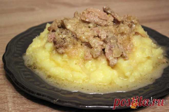 Очень вкусная свинина в сметанно - луковом соусе.