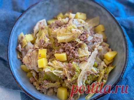 Wirsing-Hack-Pfanne mit Kartoffeln - deftiger Eintopf mit Wirsing und Hackfleisch  Diese Wirsing-Hack-Pfanne ist genau das Richtige für kalte Tage. Das leckere Gericht ist schnell gemacht, deftig und sättigend – perfekt für die ganze Familie. Mit Hackfleisch, Kartoffeln und geschmolzenem Käse zauberst du im Handumdrehen ein