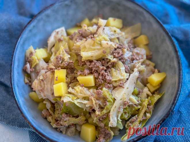 Wirsing-Hack-Pfanne mit Kartoffeln - deftiger Eintopf mit Wirsing und Hackfleisch  Diese Wirsing-Hack-Pfanne ist genau das Richtige für kalte Tage. Das leckere Gericht ist schnell gemacht, deftig und sättigend – perfekt für die ganze Familie. Mit Hackfleisch, Kartoffeln und geschmolzenem Käse zauberst du im Handumdrehen ein
