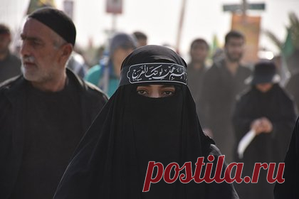 Иранок без хиджаба отказались обучать в вузах. Иранские вузы откажут в образовании женщинам, не соблюдающим правила ношения хиджаба, говорится в заявлении Минобразования Ирана. «Благодарим дорогих студентов, которые не пренебрегают своими студенческими обязанностями, а также придерживаются принципов целомудрия и правил ношения хиджаба», — сообщили в ведомстве.