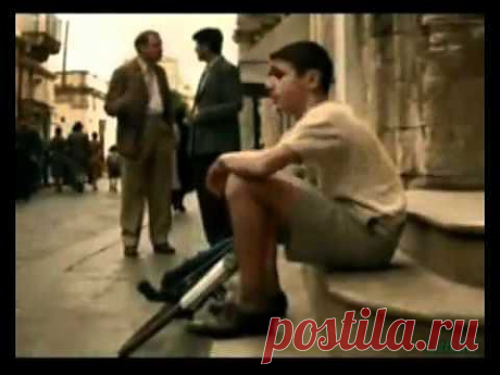 Мадемуазель. Н.Уфимский, А.Долгинов - YouTube.
Мадемуазель, я помню этот вечер,
Вы мимо шли, не поднимая глаз.
А я сказал себе: «Вот это встреча!»
Последний раз… последний раз…

 То было в Гаграх, Ялте или в Сочи,
Ваши глаза сияли как алмаз.
Я в вас влюбился сразу (между прочим!)
В последний раз, в последний раз…

 Дул с моря бриз, а может – от фонтана.
«Стоять!» - Себе я крикнул, как приказ.
Но не сумел – в душе открылась рана
 Последний раз… последний раз…