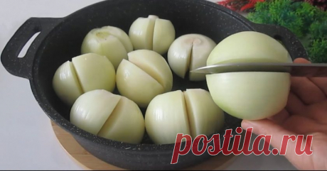 Луковые голубцы - Будет вкусно - 2 мая - 43390282212 - Медиаплатформа МирТесен Мама папе всегда к картошке тушила лук. Когда-то в молодости он сказал, что его любит, чтобы ее не обидеть. Только 30 лет спустя признался, что на самом деле терпеть его не может. Поэтому я очень нервничала, когда к родителям в гости принесла луковые голубцы. Чаще всего лук я использую в качестве - 2 мая - 43390282212 - Медиаплатформа МирТесен