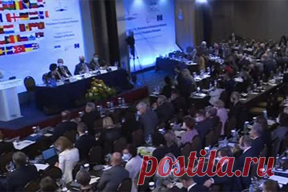 Демарш делегатов из четырех стран во время речи Матвиенко попал на видео. В сети появились кадры, сделанные во время выступления спикера Совета Федерации Валентины Матвиенко на заседании Европейской конференции председателей парламентов в Афинах. Делегаты трех стран Прибалтики (Эстонии, Латвии, Литвы) и Польши отказались слушать ее речь и покинули конференц-зал, что можно увидеть на кадрах.